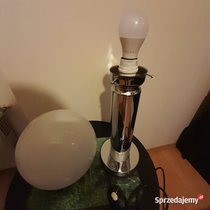 Solidna i na czasie lampa stojąca klosz kula Świdnica