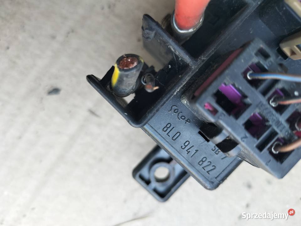 VW GOLF 4 MK4 SKRZYNKA PRZEKAŹNIKÓW 8L0941822 Kamień-Kolonia sprzedam