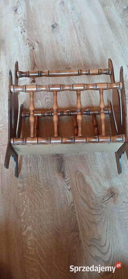 Stary drewniany gazetnik brązowy