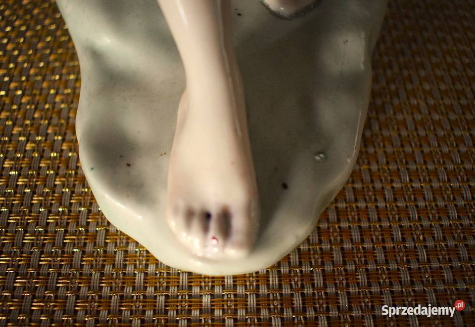 Dziewczyna wróżąca z płatków figurka porcelanowa Chełmno