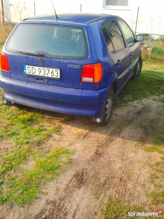 Samochód krajowy 4 drzwiowy granatowy