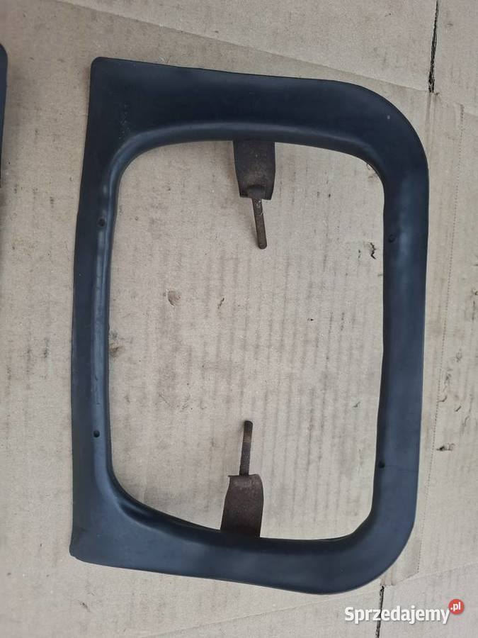 Zewnętrzne ramki reflektorów przednich Fiat 126p