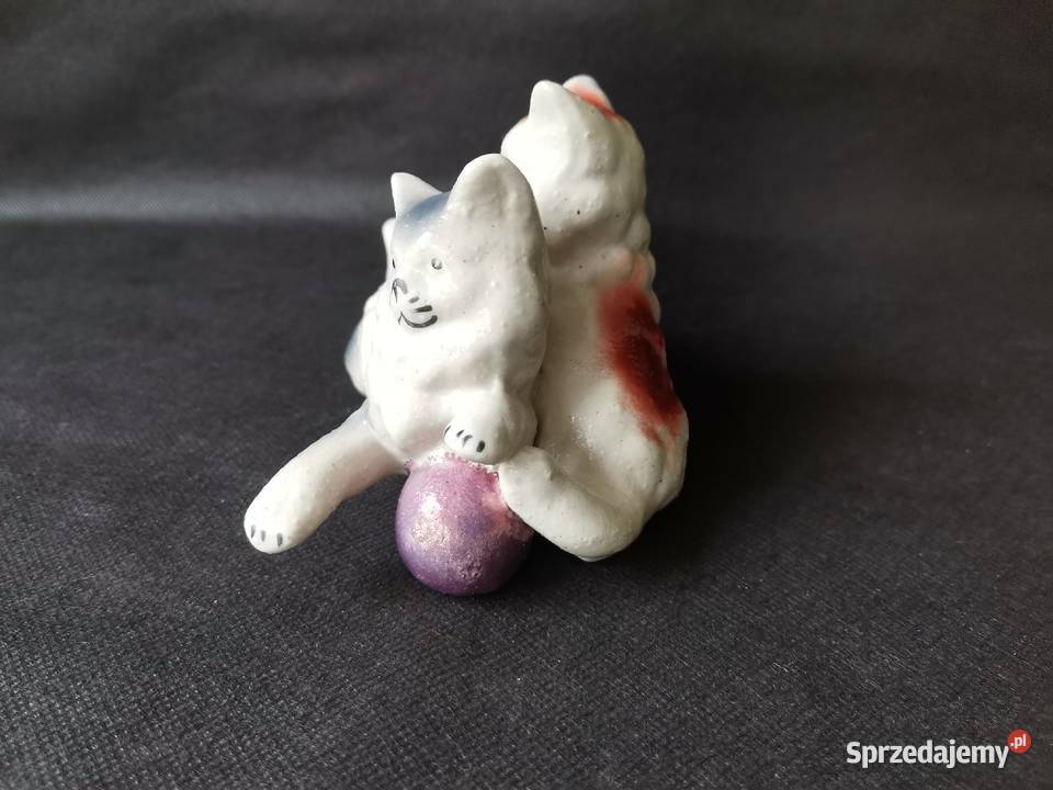 Stara porcelanowa figurka Koty z Piłką Katowice