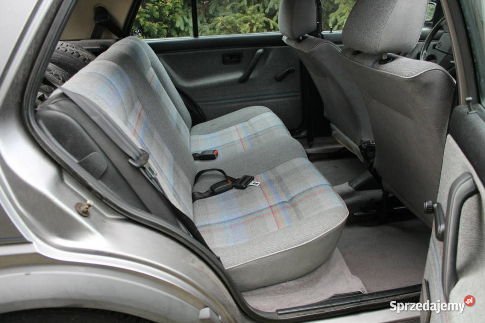 Volkswagen Golf 16 Benzyna 5 drzwi Oldtimer 1988 szary Lubań