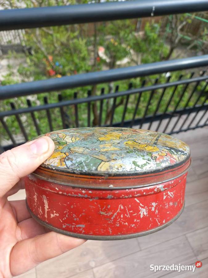 Stara puszka z malowidłem piratów na pokrywie Piastów