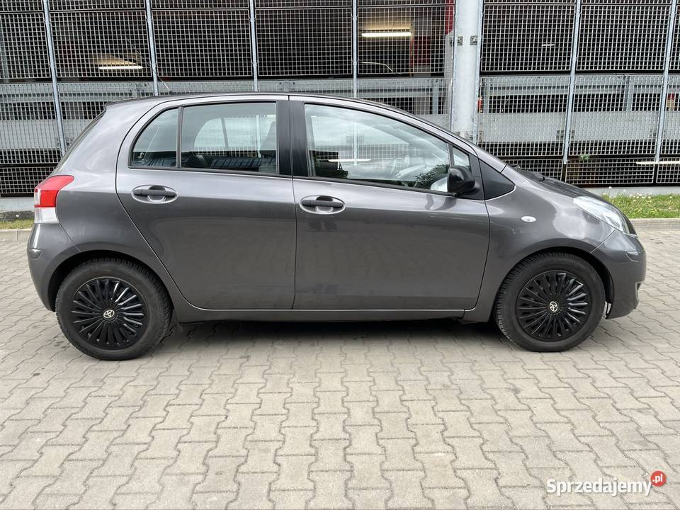 Toyota Yaris 13 benzyna 6 biegów Bezwypadkowy radio Warszawa