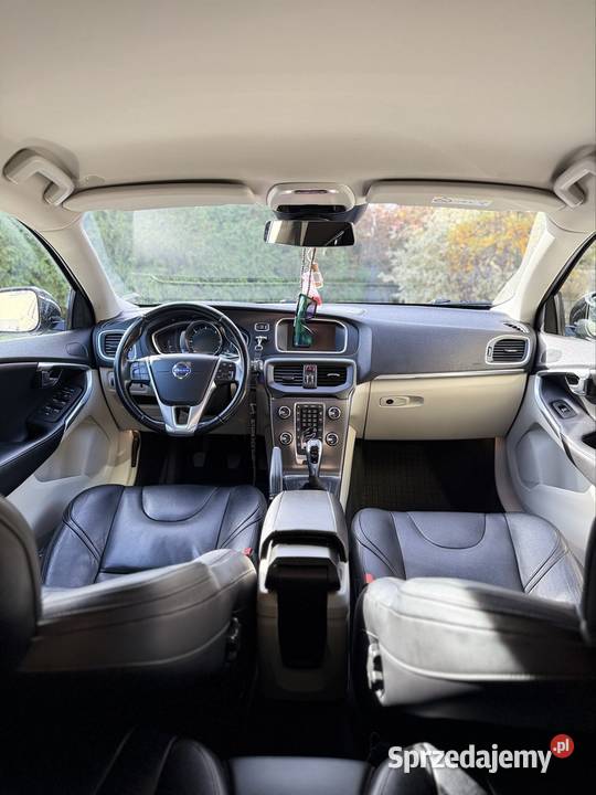 Volvo V40 D4 czarny Chlewice