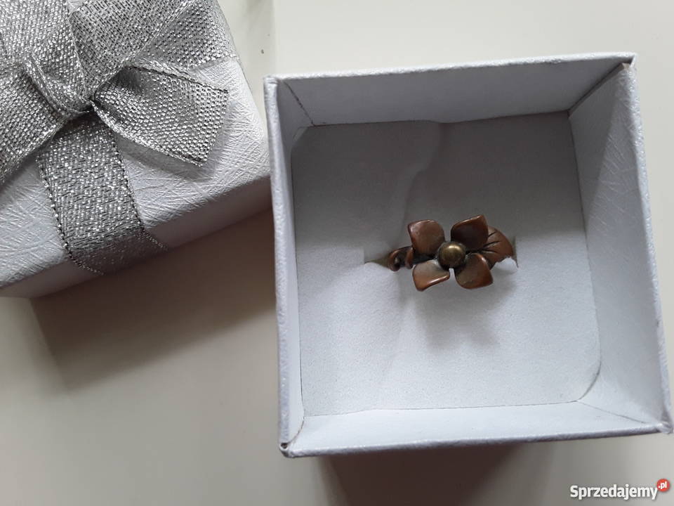 Pierścionek z brązu z motywem kwiatowym 149 mm Warszawa