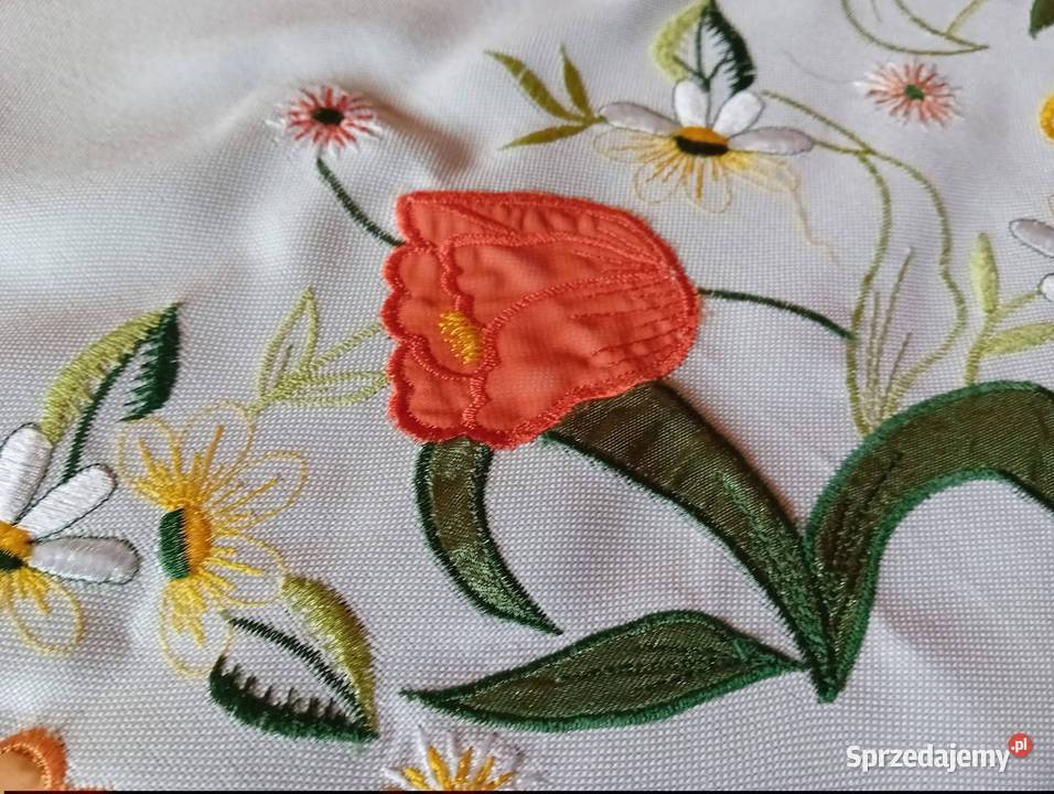 Obrus z haftem tulipany I szeroką koronką Alwernia