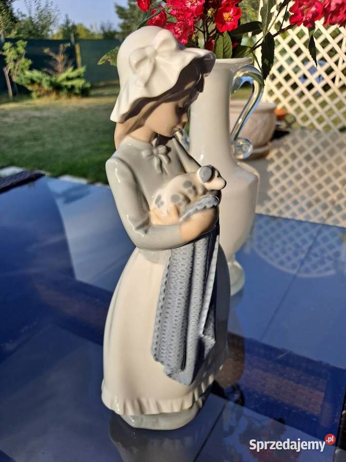 Porcelanowa figurka dziewczynka z pieskiem Nao