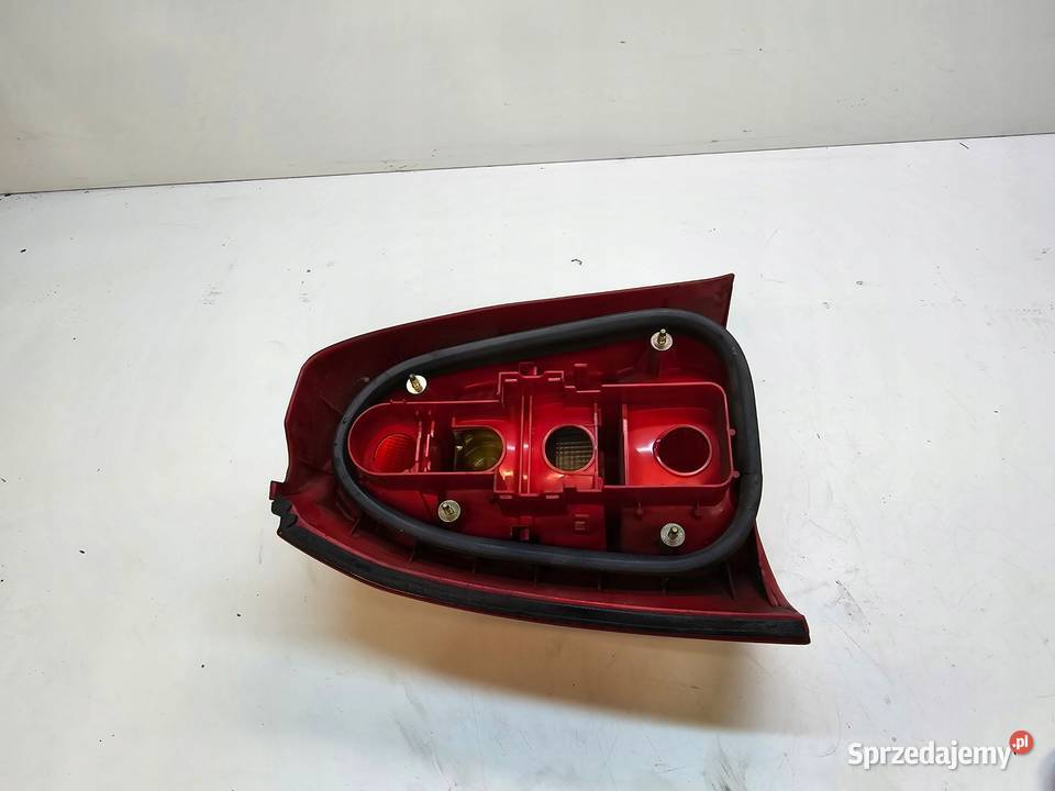 LAMPA PRAWY TYŁ W BŁOTNIK AUDI A4 B5 AVANT osobowe Przystajń