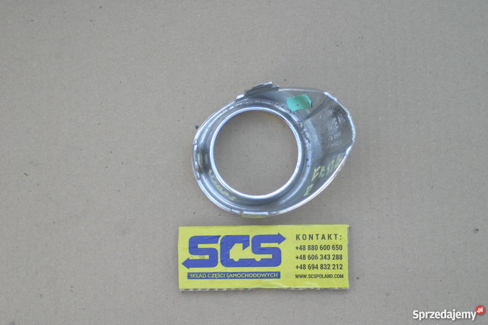 FORD FIESTA MK6 CHROM RAMKA HALOGENU PRAWA PRZÓD Bieleń