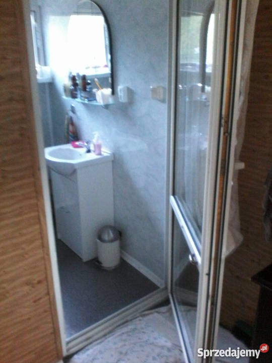 Działka jeziorem z linią brzegową