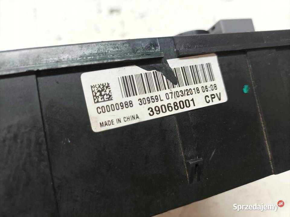 SKRZYNKA BEZPIECZNIKÓW 39068001 14 B 88 Opel Rok produkcji 2018 sprzedam