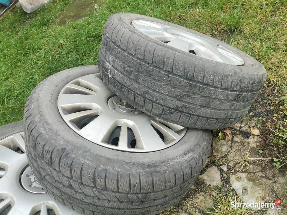 Koła z oponami zimowymi i oryginalnymi kołpakami wielkopolskie