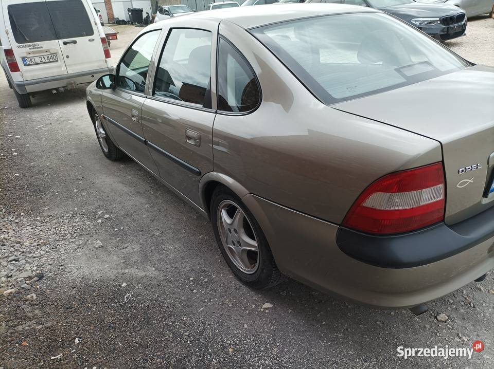 Opel Vectra B 16 bg Sedan bez rdzy dwa komplety 1600cm3 Krzepice