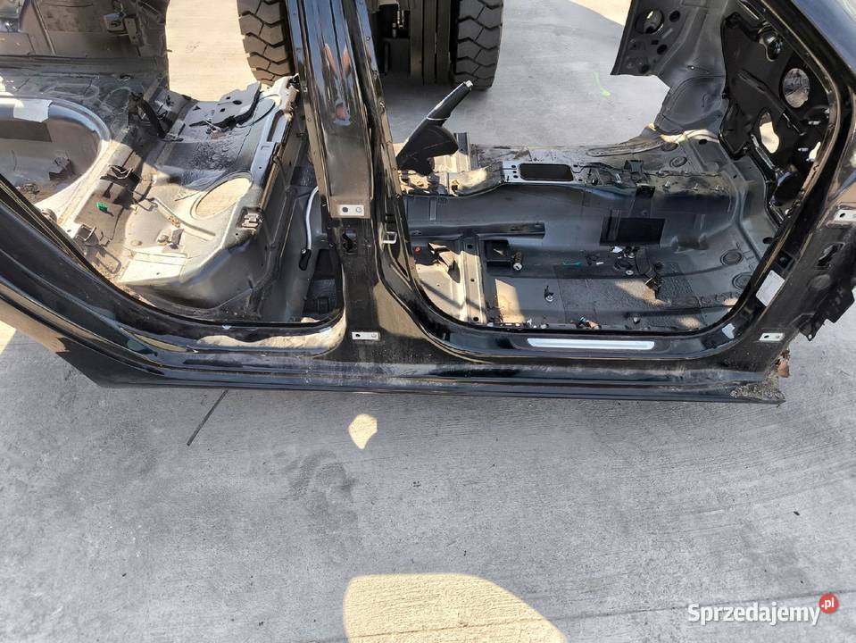 ĆWIARTKA PRÓG BOK PRAWA STRONA AUDI A1 8X 8X4