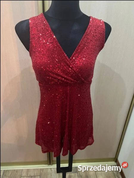 Sukienka czerwona z cekinami dekoltem w