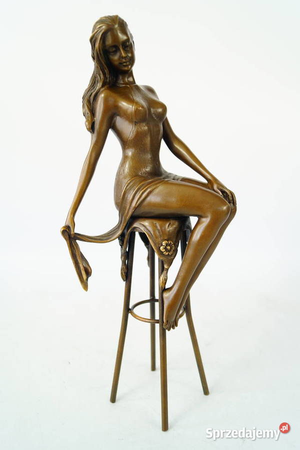 Kobieta siedząca na krześle zmysłowa figura z Gizałki