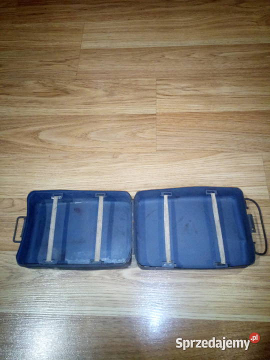 Stara metalowa apteczka samochodowa z czasów PRL Dobieszowice