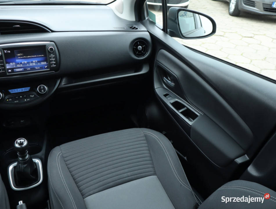 Toyota Yaris 15 Dual VVTi Rok produkcji 2017 Yaris Łódź
