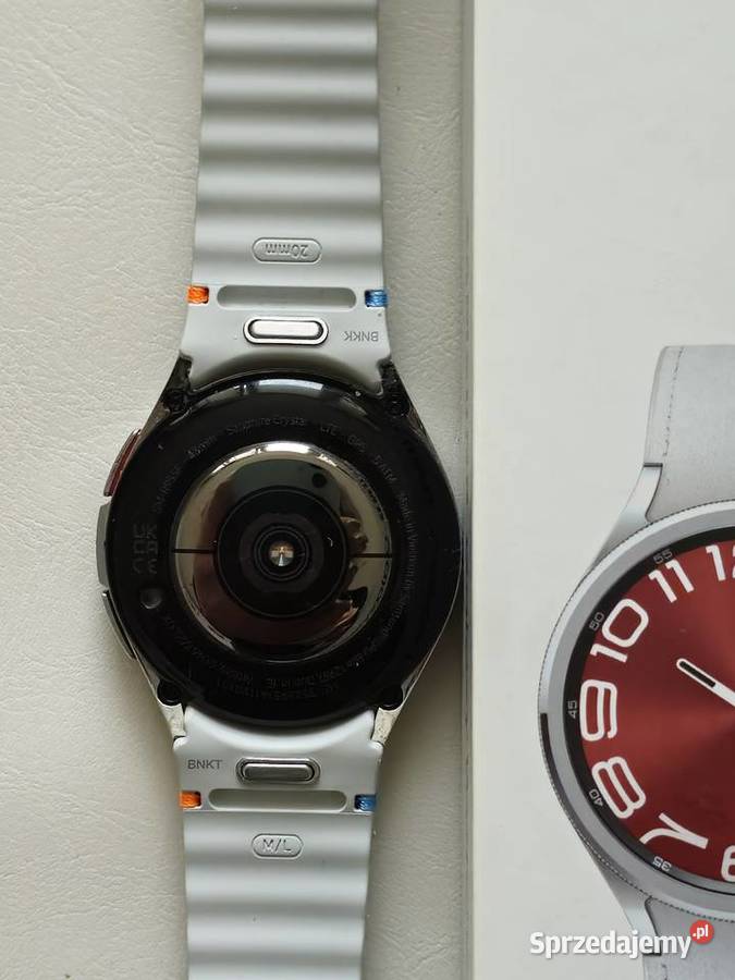 srebrny zegarek smartwatch Samsung Galaxy Watch