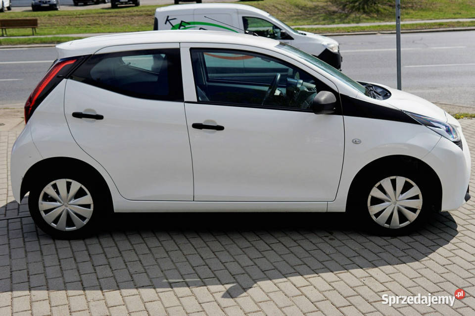Toyota Aygo 10 72 5d hatchback facelift II 2014 72KM mazowieckie sprzedam