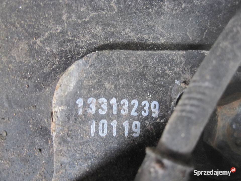 OPEL ASTRA J pas górny zamek maski 13313239 osobowe
