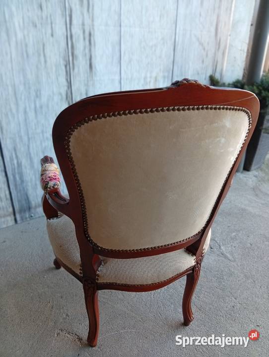 fotel w stylu Ludwikowskim z podnóżkiem 384 Byczyna