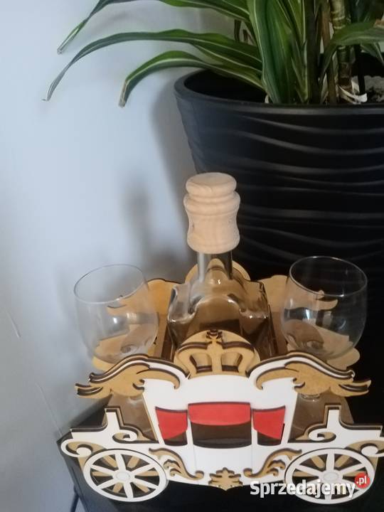 Karafka i 2 kieliszki w ozdobnej karecie biały Stojaki na wino Sosnowiec