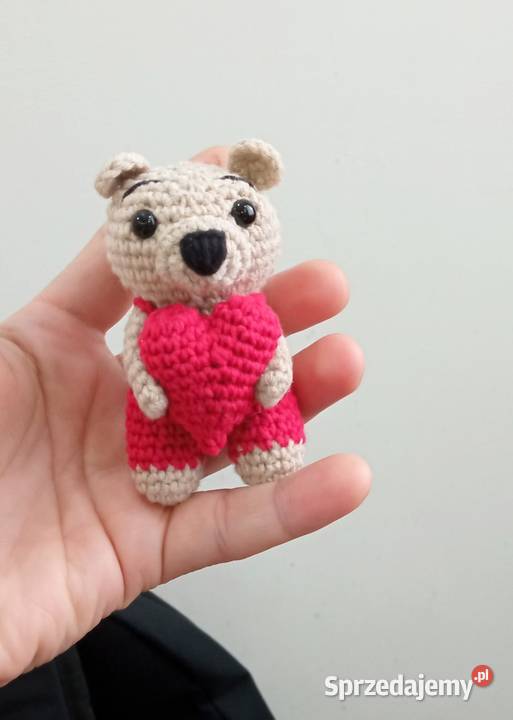 Miś z serduszkiem wykonany na szydełku Łask