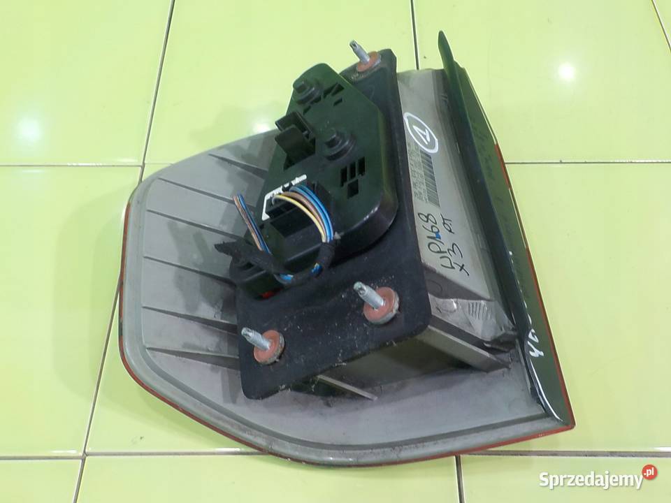BMW X3 E83 25 B AUT 06r lampa prawa tyl