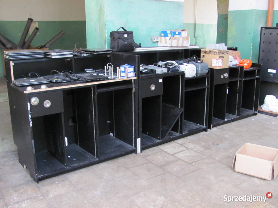 Syndyk sprzeda wyposażenie sklepów odzieżowych