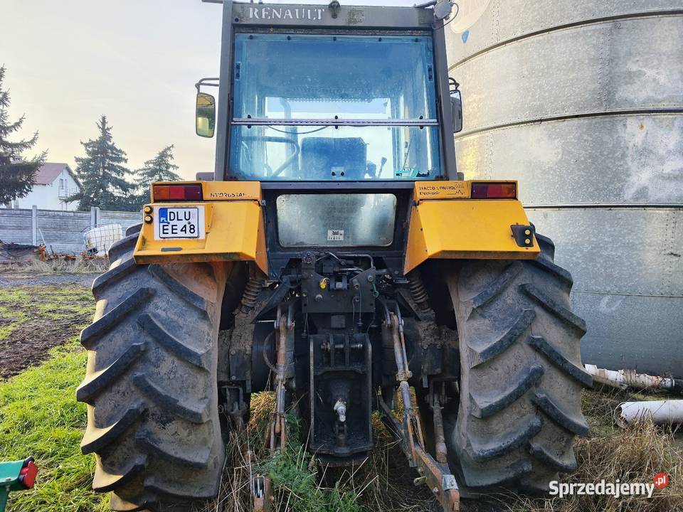 Dwa ciągniki Renault 17574