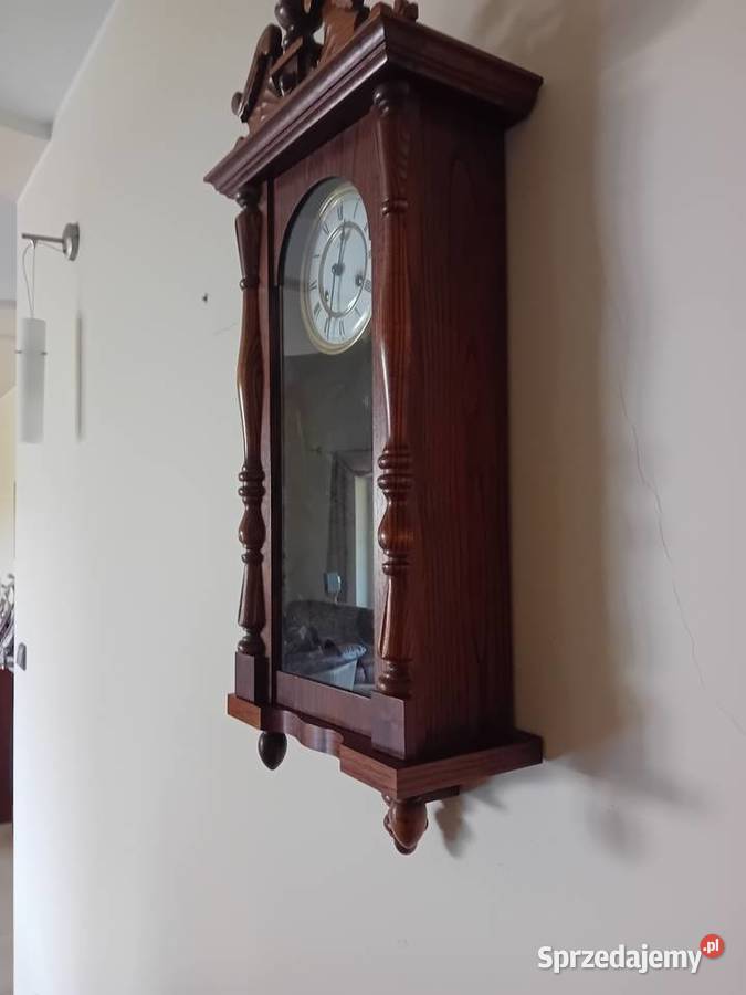 Zegar ścienny z wahadłem firmy Hermle