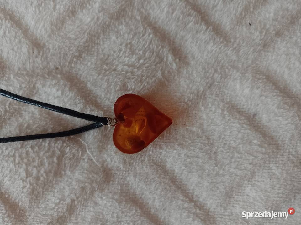 ASOSNaszyjnik z bursztynową zawieszką serce z małopolskie
