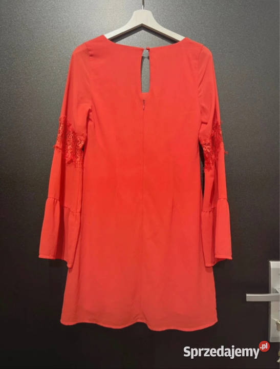 Elegancka różowa sukienka z koronkowymi rękawami