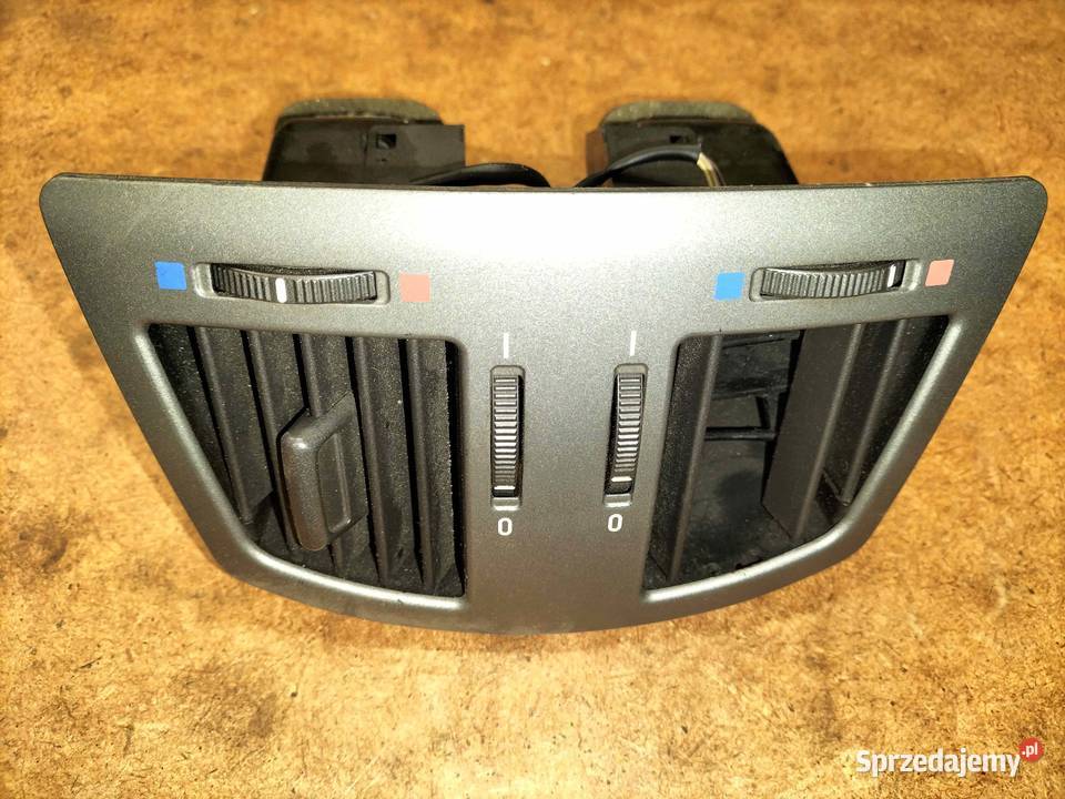 Kanały nawiewu klimatyzacji z kratką tunelu