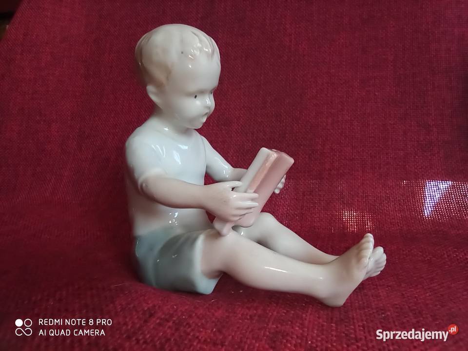 Figurka siedzącego chłopca czytającego książkę Antyki, Sztuka, Kolekcje Gdańsk sprzedam