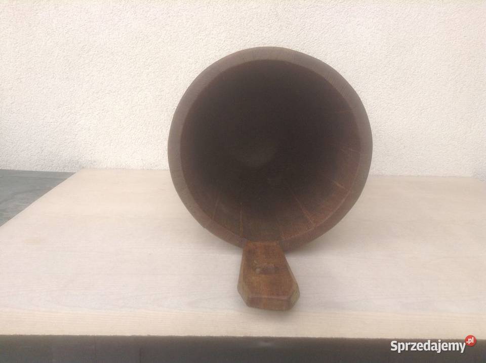 Stary drewniany cebrzyk z uchwytem