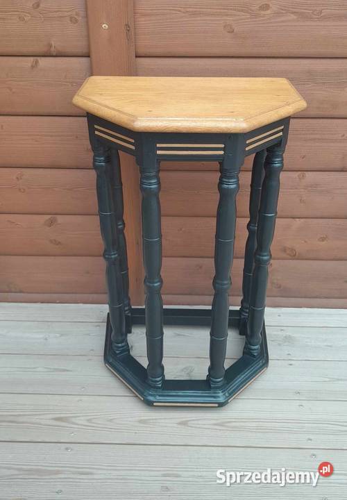 Świeżo odnowiony stolik kawowy konsola