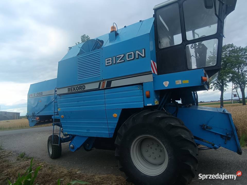 Kombajn zbożowy Bizon Rekord niebieski na dużej Kutno