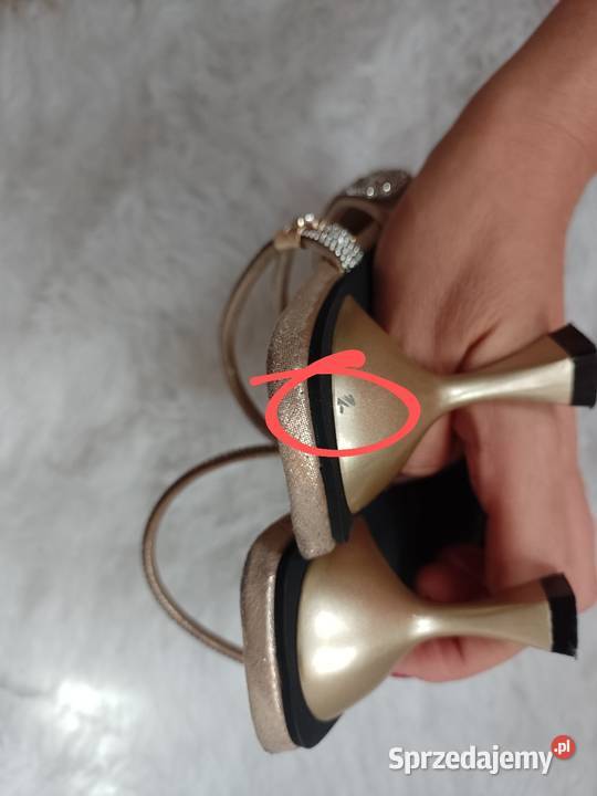 38 Złote bogato zdobione perłami czółenka z 25cm
