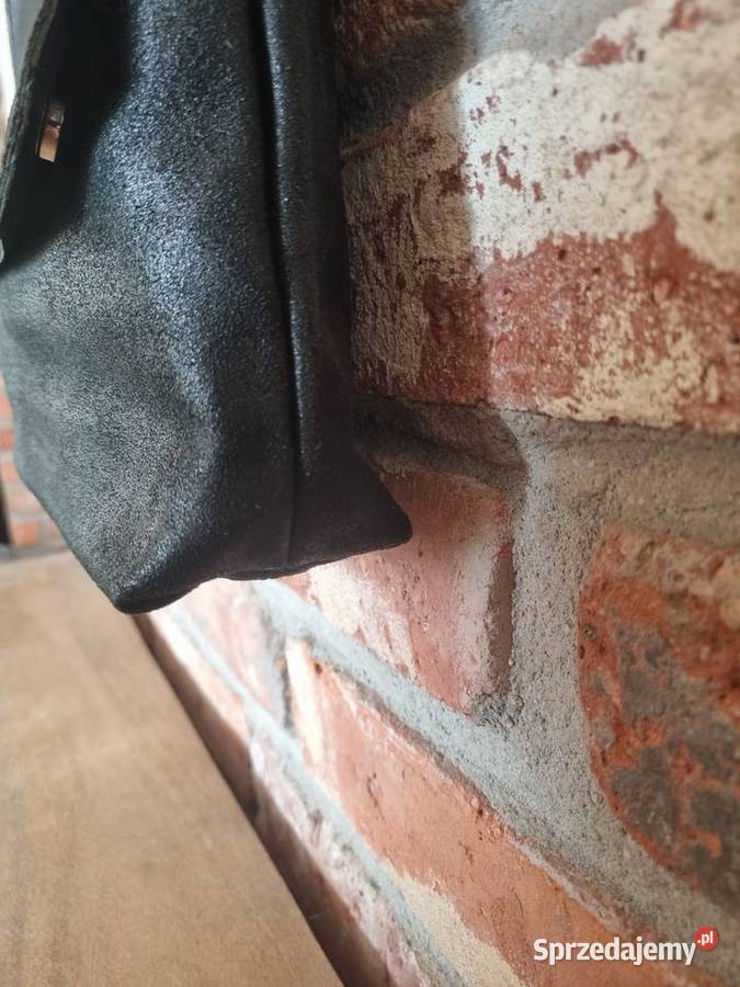 Czarna skórzana torebka na długim pasku Nowa Warszawa