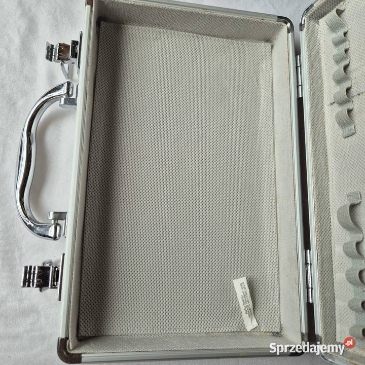 Kuferek kosmetyczny na pędzle i kosmetyki