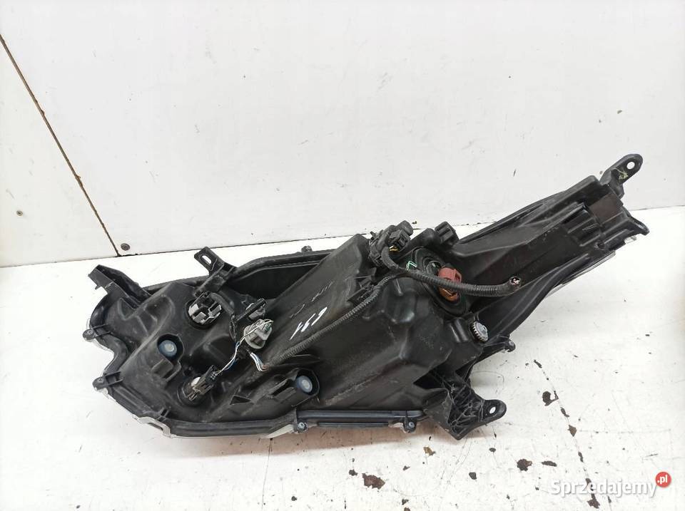 LAMPA PRZÓD PRAWA EU Toyota Yaris IV 2020 osobowe