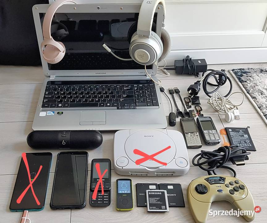 Laptop Samsung stare telefony słuchawki JBL