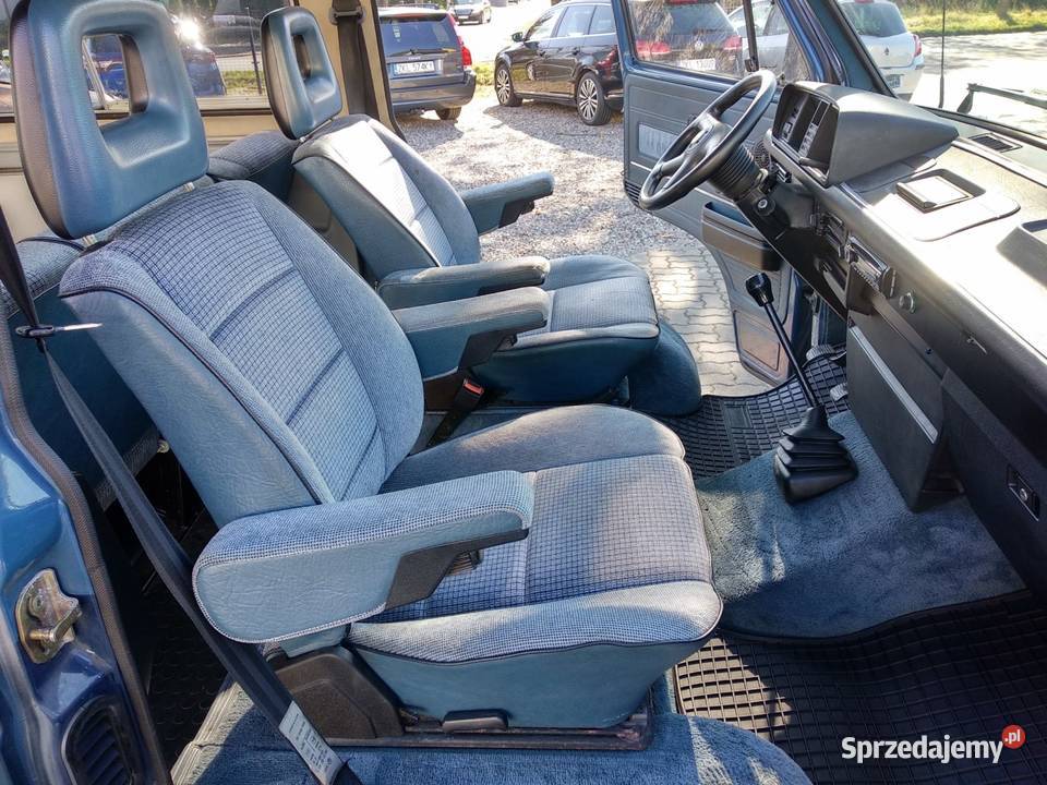 Volkswagen T3 Caravelle niebieskie wnętrze ośmiu Łódź