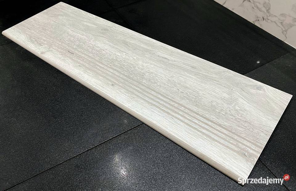 Szare drewnopodobne płytki na schody 120x30 Podłogi i schody Łask