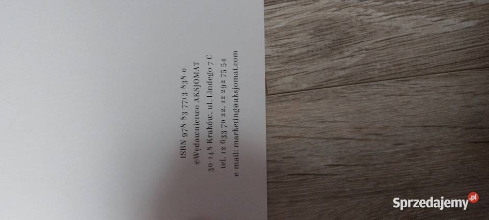 Kolorowanka Dziewczynka koloruje księżniczki